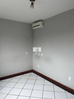 Imóvel bem localizado no Kobrasol de 2 quartos com garagem livre coberta!