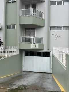 Imóvel bem localizado no Kobrasol de 2 quartos com garagem livre coberta!