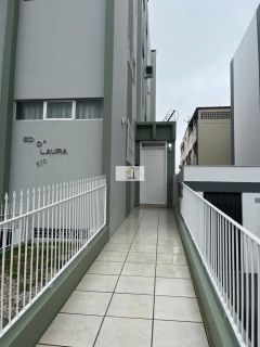 Imóvel bem localizado no Kobrasol de 2 quartos com garagem livre coberta!