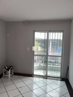 Imóvel bem localizado no Kobrasol de 2 quartos com garagem livre coberta!