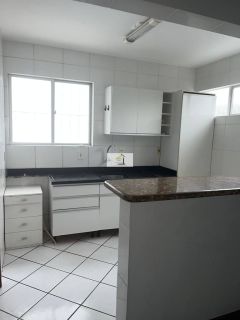 Imóvel bem localizado no Kobrasol de 2 quartos com garagem livre coberta!