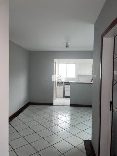 Imóvel bem localizado no Kobrasol de 2 quartos com garagem livre coberta!