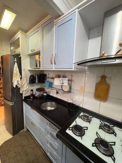 APARTAMENTO 1 SUÍTE NO KOBRASOL COM GARAGEM LIVRE E COBERTA