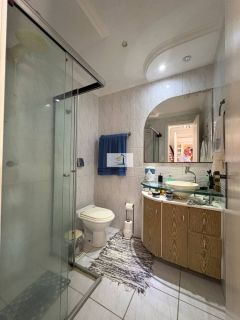 APARTAMENTO 1 SUÍTE NO KOBRASOL COM GARAGEM LIVRE E COBERTA