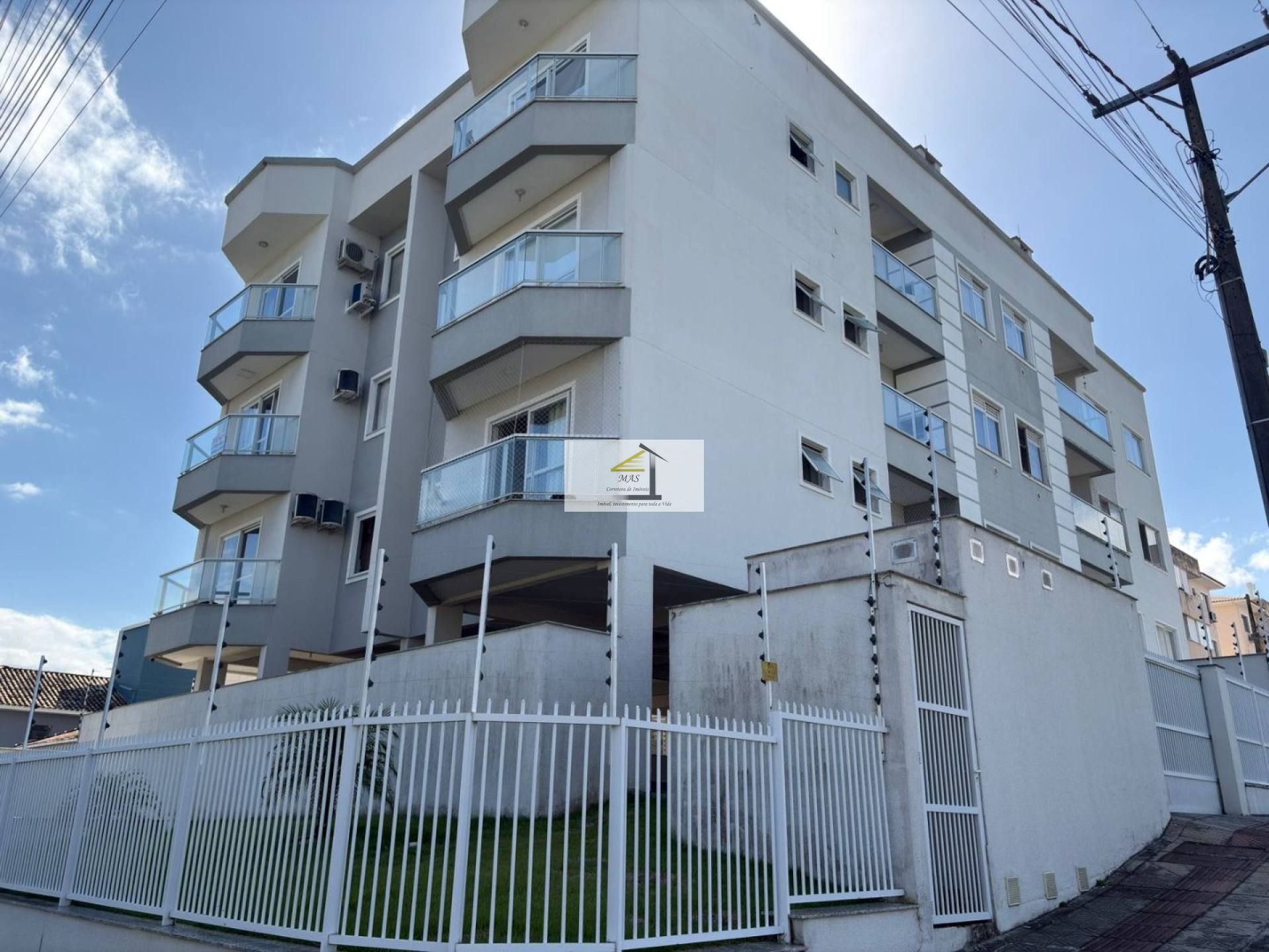 O APARTAMENTO QUE VOCÊ PROCURAVA - DUAS SACADAS, SUÍTE E GARAGEM LIVRE E COBERTA