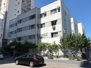 Apartamento térreo no Kobrasol, 3 dormitórios com suíte e espaço gourmet | Estuda permuta por apto no norte da ilha