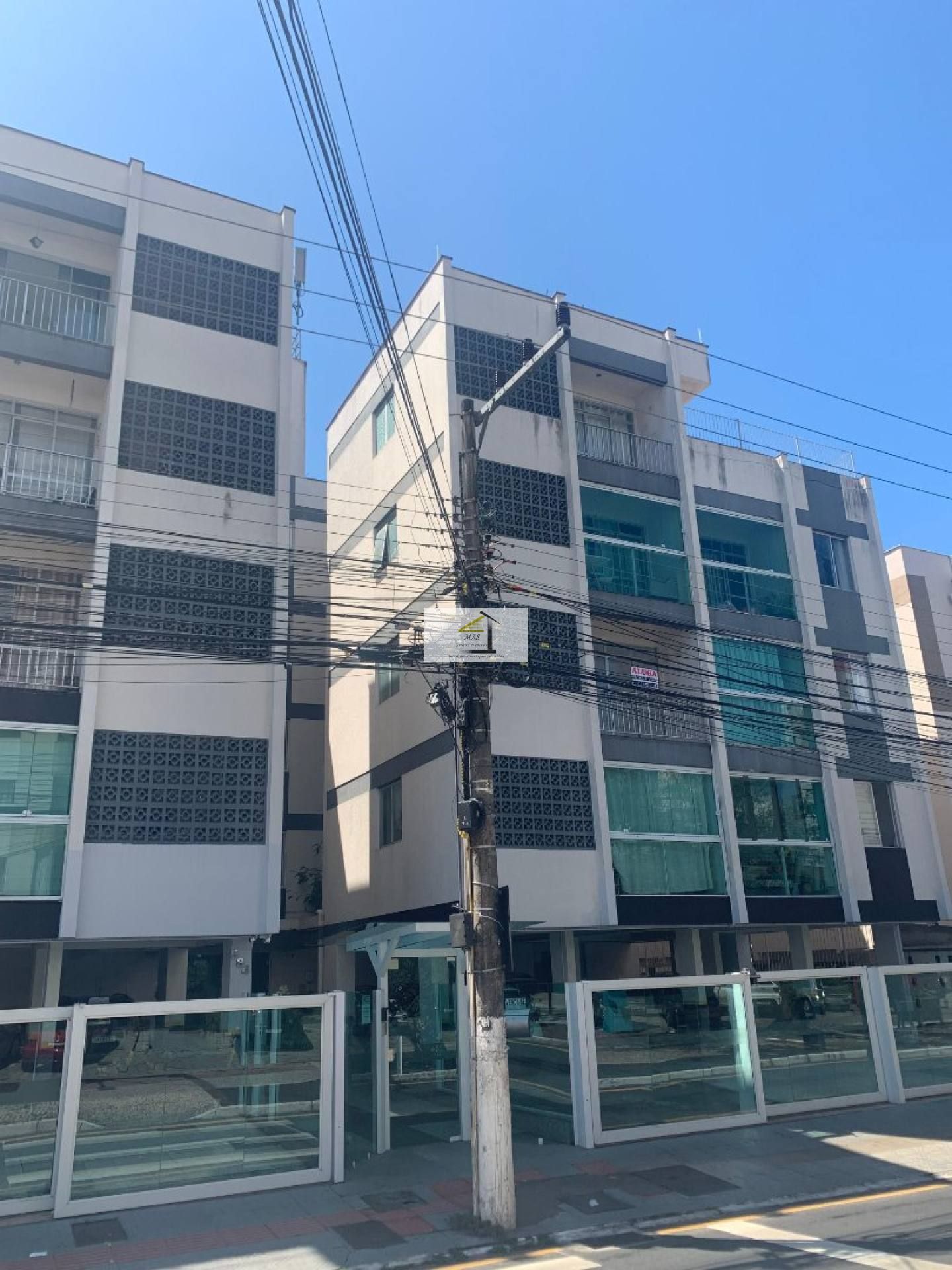 Apartamento com excelente localização de frente ao calçadão do kobrasol.