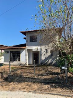 Excelente casa de 3 quartos com suite com amplo terreno e vista livre para montanha