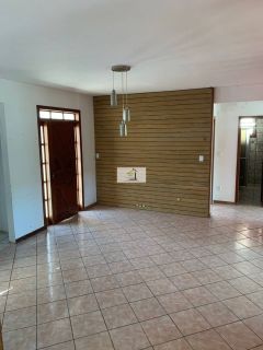 Excelente casa de 3 quartos com suite com amplo terreno e vista livre para montanha