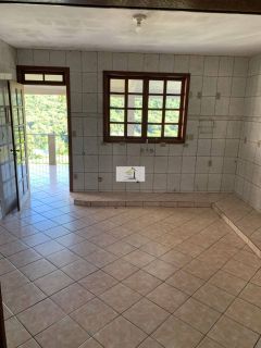 Excelente casa de 3 quartos com suite com amplo terreno e vista livre para montanha