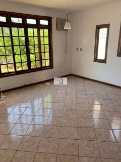 Excelente casa de 3 quartos com suite com amplo terreno e vista livre para montanha