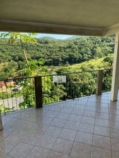 Excelente casa de 3 quartos com suite com amplo terreno e vista livre para montanha