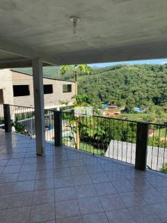 Excelente casa de 3 quartos com suite com amplo terreno e vista livre para montanha