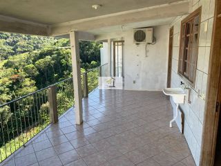 Excelente casa de 3 quartos com suite com amplo terreno e vista livre para montanha