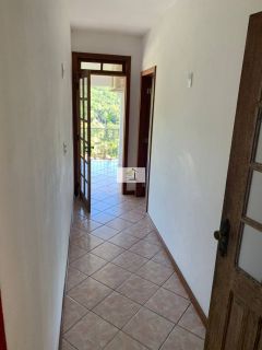 Excelente casa de 3 quartos com suite com amplo terreno e vista livre para montanha