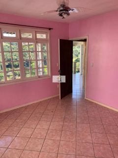 Excelente casa de 3 quartos com suite com amplo terreno e vista livre para montanha