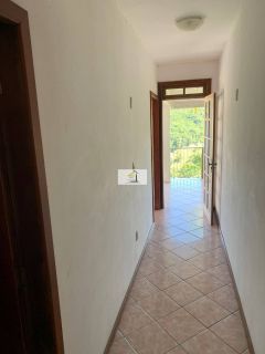 Excelente casa de 3 quartos com suite com amplo terreno e vista livre para montanha