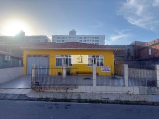 Casa Ampla com Suíte e Edícula com Potencial de Ampliação a 50m da Avenida das Torres em Excelente Localização
