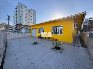 Casa Ampla com Suíte e Edícula com Potencial de Ampliação a 50m da Avenida das Torres em Excelente Localização