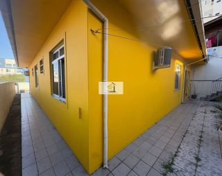 Casa Ampla com Suíte e Edícula com Potencial de Ampliação a 50m da Avenida das Torres em Excelente Localização