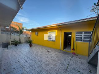 Casa Ampla com Suíte e Edícula com Potencial de Ampliação a 50m da Avenida das Torres em Excelente Localização
