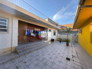 Casa Ampla com Suíte e Edícula com Potencial de Ampliação a 50m da Avenida das Torres em Excelente Localização