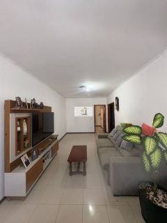 Casa Ampla com Suíte e Edícula com Potencial de Ampliação a 50m da Avenida das Torres em Excelente Localização