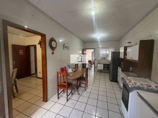 Casa Ampla com Suíte e Edícula com Potencial de Ampliação a 50m da Avenida das Torres em Excelente Localização