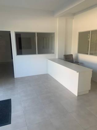 Linda sala comercial bem localizada na Ponta de baixo