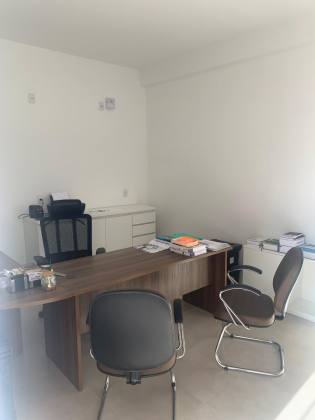 Linda sala comercial bem localizada na Ponta de baixo