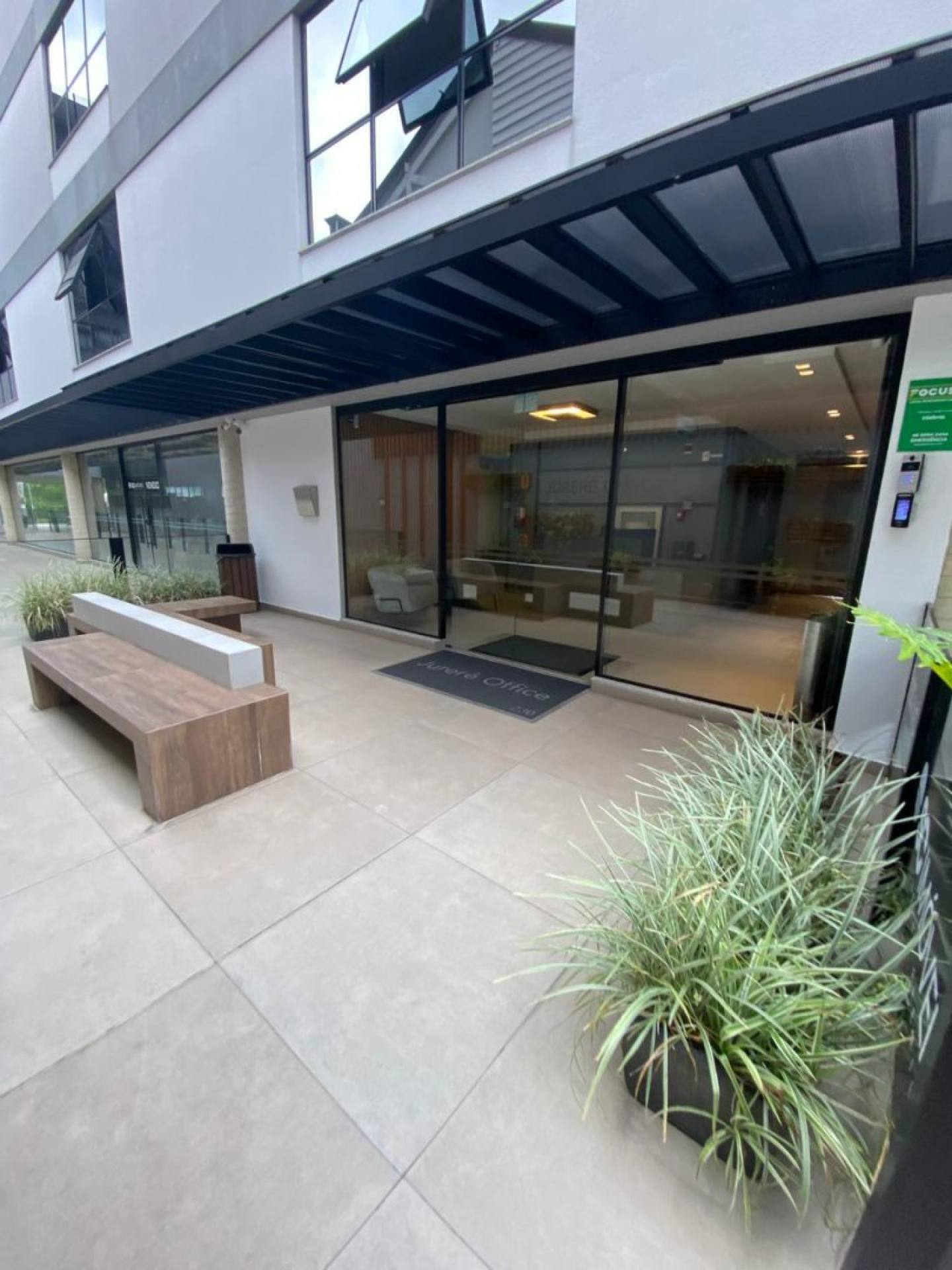 SALA COMERCIAL PARA LOCAÇÃO ANUAL EM JURERÊ - FLORIANÓPOLIS/SC