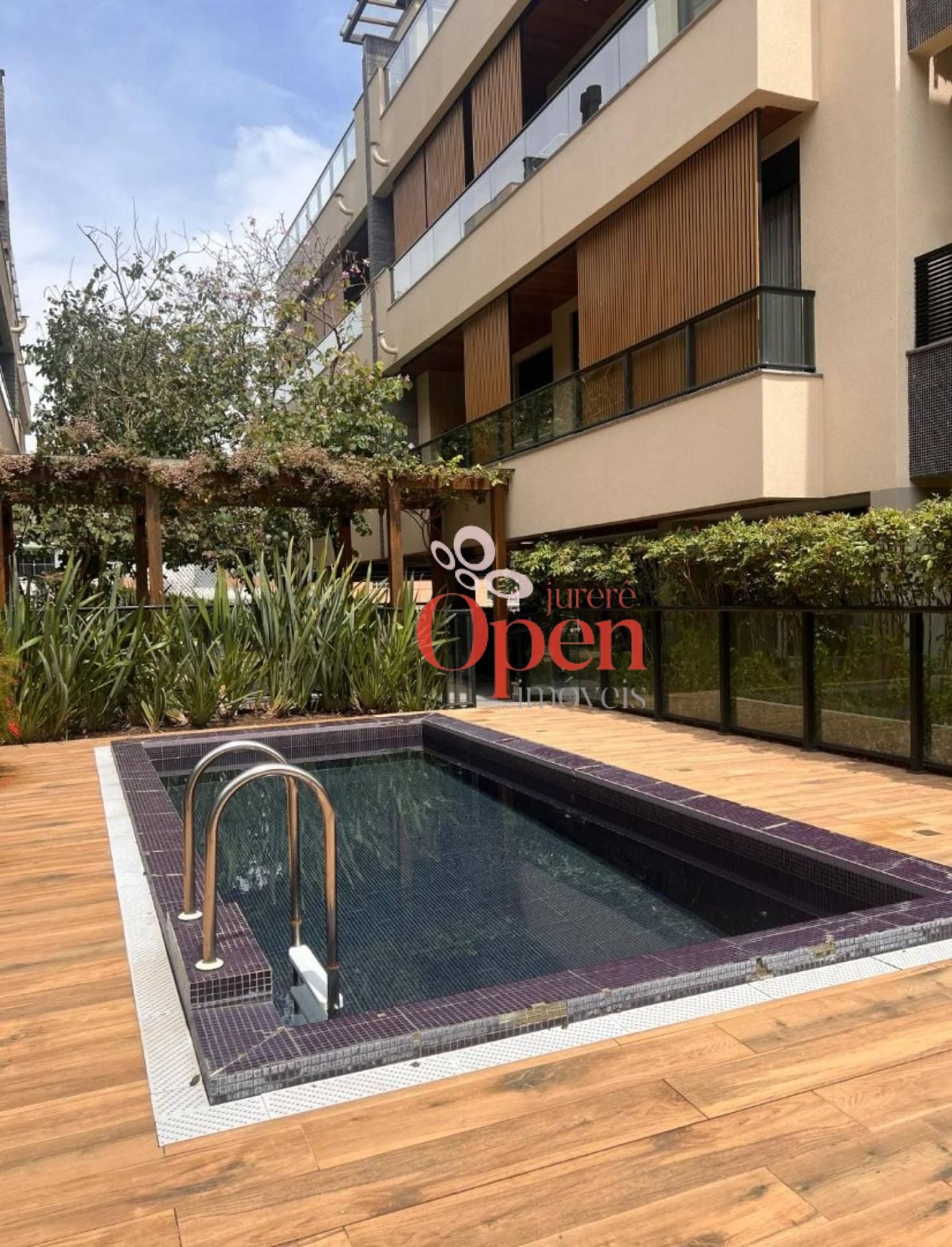 MODERNO APARTAMENTO PARA LOCAÇÃO ANUAL EM JURERÊ - FLORIANÓPOLIS/SC