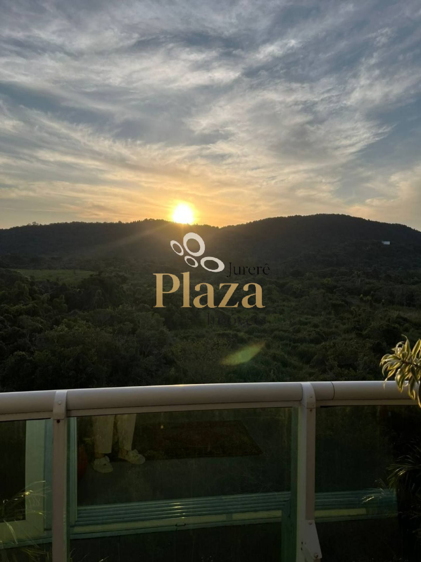 COBERTURA COM VISTA DO PÔR DO SOL À VENDA EM JURERÊ INTERNACIONAL