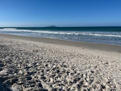 APARTAMENTO MOBILIADO NA PRAIA DO SANTINHO