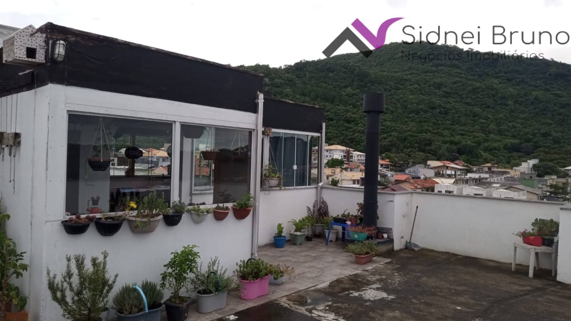 Apartamento amplo com suíte e terraço com mesa de sinuca nos Ingleses
