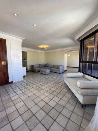 Jardim Apipema - Apartamento à venda com 239 m2 sendo 4 suítes e 3 vagas de garagem soltas.