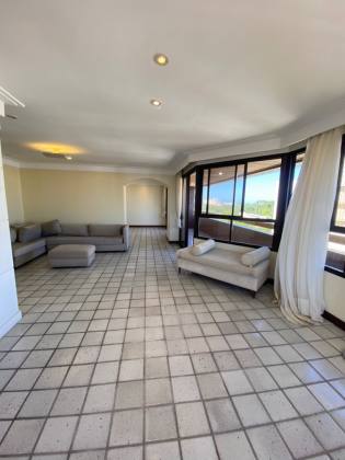 Jardim Apipema - Apartamento à venda com 239 m2 sendo 4 suítes e 3 vagas de garagem soltas.