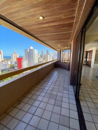 Jardim Apipema - Apartamento à venda com 239 m2 sendo 4 suítes e 3 vagas de garagem soltas.