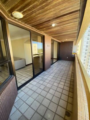 Jardim Apipema - Apartamento à venda com 239 m2 sendo 4 suítes e 3 vagas de garagem soltas.