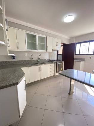 Jardim Apipema - Apartamento à venda com 239 m2 sendo 4 suítes e 3 vagas de garagem soltas.