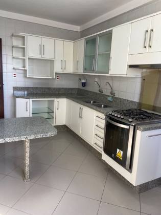 Jardim Apipema - Apartamento à venda com 239 m2 sendo 4 suítes e 3 vagas de garagem soltas.