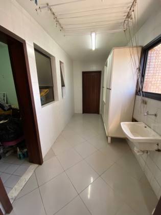 Jardim Apipema - Apartamento à venda com 239 m2 sendo 4 suítes e 3 vagas de garagem soltas.