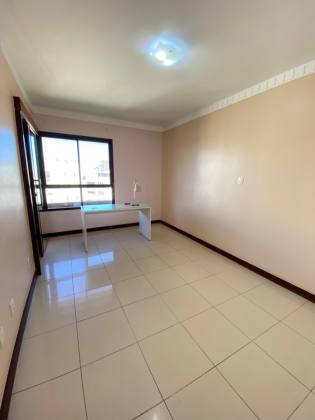 Jardim Apipema - Apartamento à venda com 239 m2 sendo 4 suítes e 3 vagas de garagem soltas.