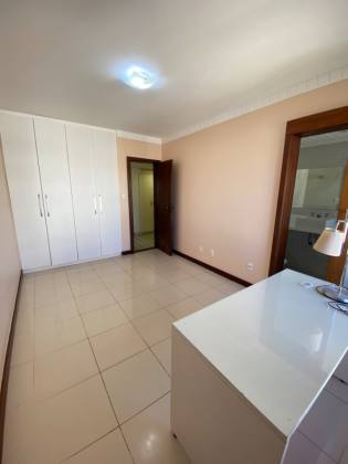 Jardim Apipema - Apartamento à venda com 239 m2 sendo 4 suítes e 3 vagas de garagem soltas.