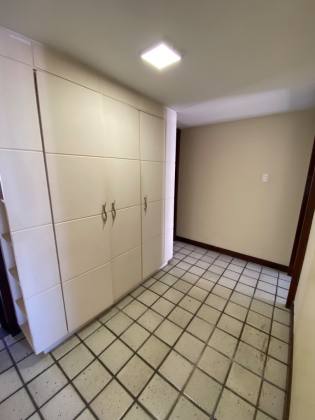 Jardim Apipema - Apartamento à venda com 239 m2 sendo 4 suítes e 3 vagas de garagem soltas.