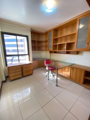Jardim Apipema - Apartamento à venda com 239 m2 sendo 4 suítes e 3 vagas de garagem soltas.