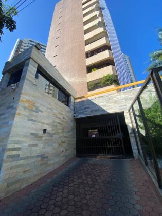 Jardim Apipema - Apartamento à venda com 239 m2 sendo 4 suítes e 3 vagas de garagem soltas.