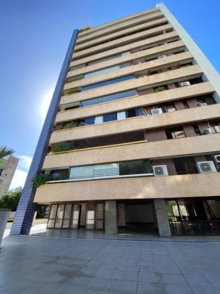 Jardim Apipema - Apartamento à venda com 239 m2 sendo 4 suítes e 3 vagas de garagem soltas.