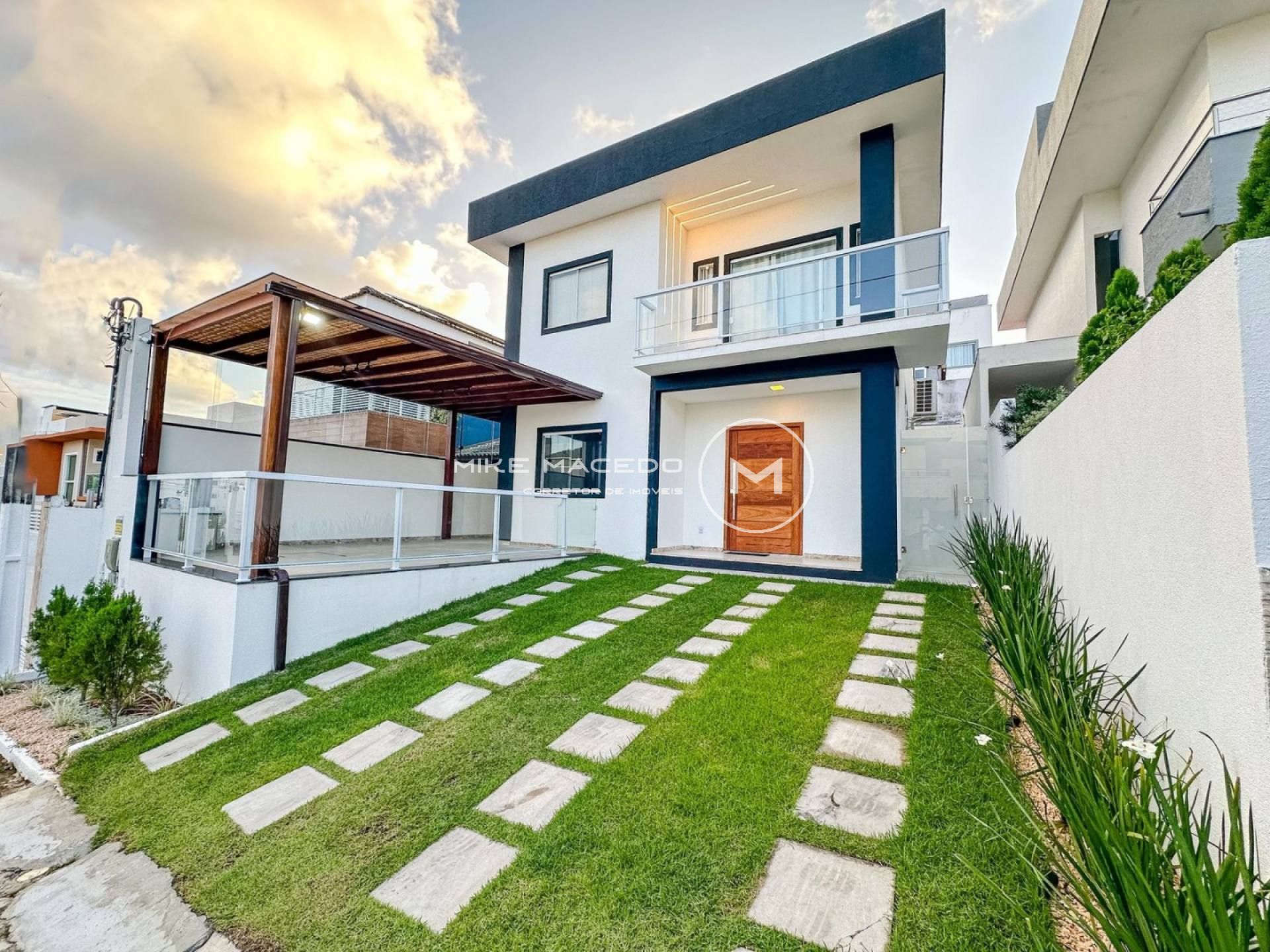 Casa à venda  com 4 quartos sendo 3 suítes, área gourmet e piscina privativa!