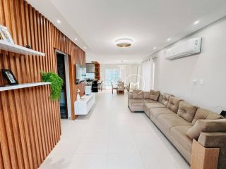 Casa à venda  com 4 quartos sendo 3 suítes, área gourmet e piscina privativa!